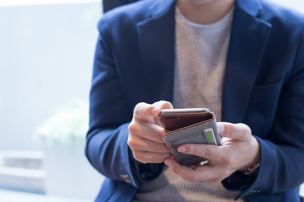 逆援交について調べる男性