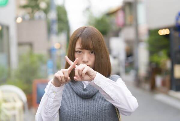 ばつを作る女性