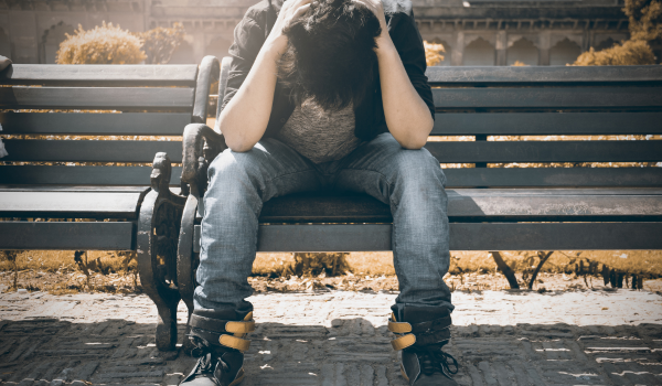 頭を抱える男性