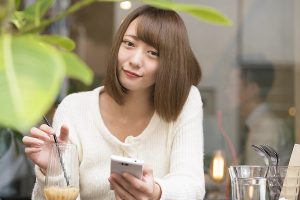 出会い系アプリ・サイトでパパ活をする女性