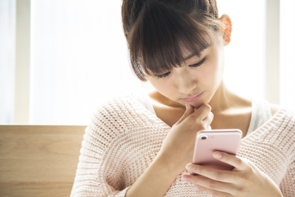 出会い系で素人と業者を見分ける方法を調べる女性